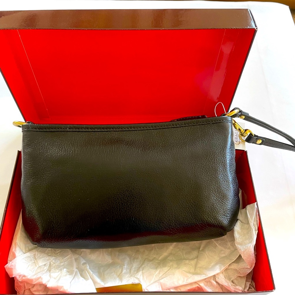 NWT COACH Leather Wristlet Bag Madison New with tags and box Gift Worthy - Picture 2 of 9